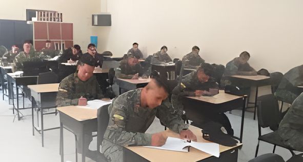 ¿Cuántos puntos necesito para ingresar a una escuela de formación militar en Ecuador?